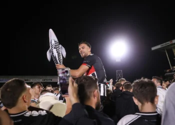 Fourth-tier Grimsby Town shocks Manchester United in Carabao Cup, fans storm field after 13 penalty kicks