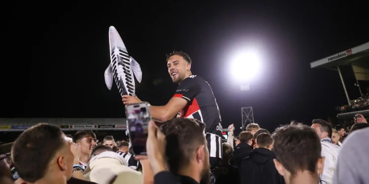Fourth-tier Grimsby Town shocks Manchester United in Carabao Cup, fans storm field after 13 penalty kicks